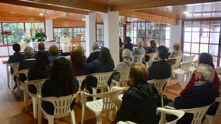 Misa celebrada ayer en la casa Raíña da Paz que alberga ahora los oficios dominicales. // Rafa Vázquez