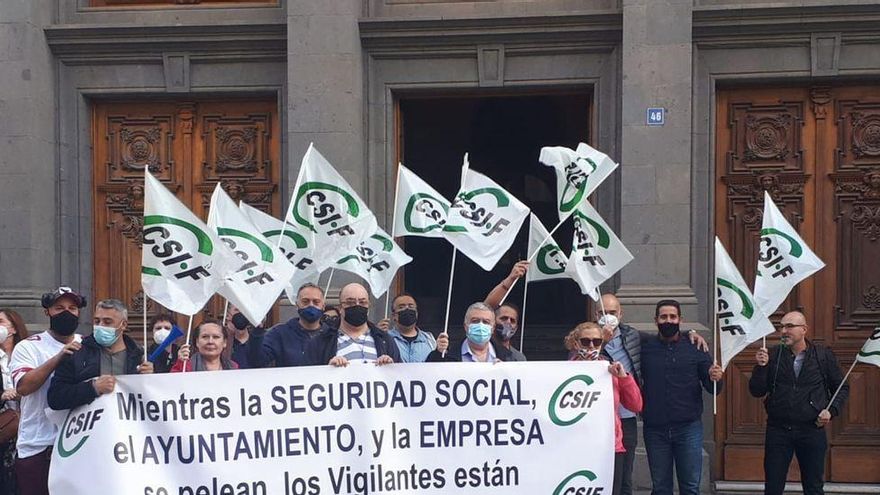 Protesta de vigilantes ante el Ayuntamiento de Santa Cruz