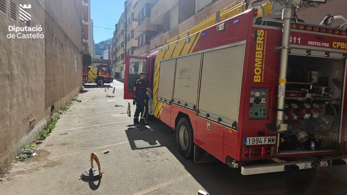 Dos dotaciones de bomberos del parque del Baix Maestrat han actuado en el incendio de una vivienda en Peñíscola.