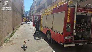 Una mujer atendida por quemaduras e inhalación de humo en el incendio de un cuarto piso en Peñíscola