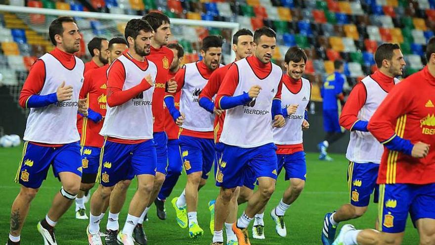 Nolito (c.) corre con otros internacionales españoles, ayer, en el calentamiento en el estadio Friuli. // A.L.