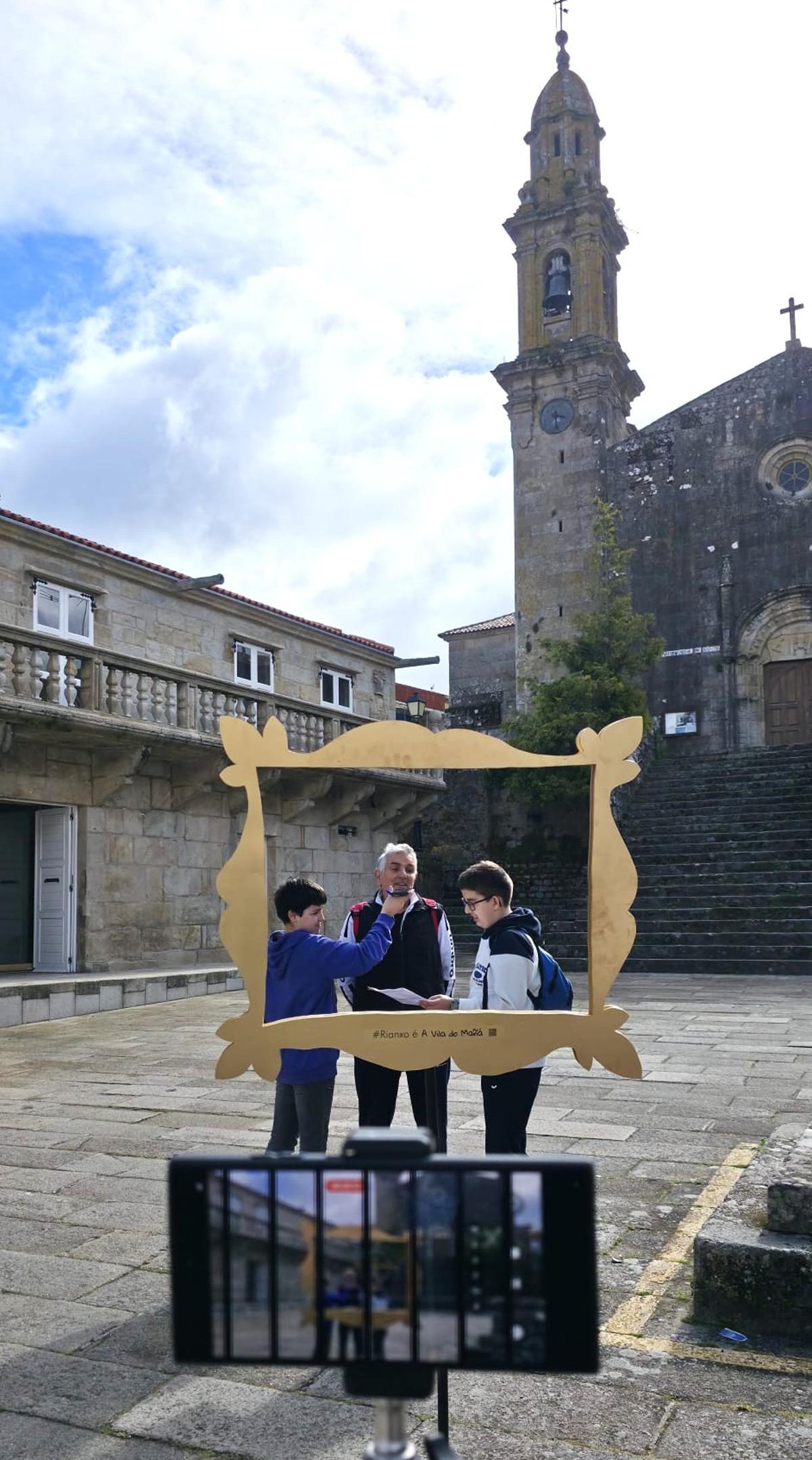 Dous estudantes entrevistando na rúa á veciñanza.