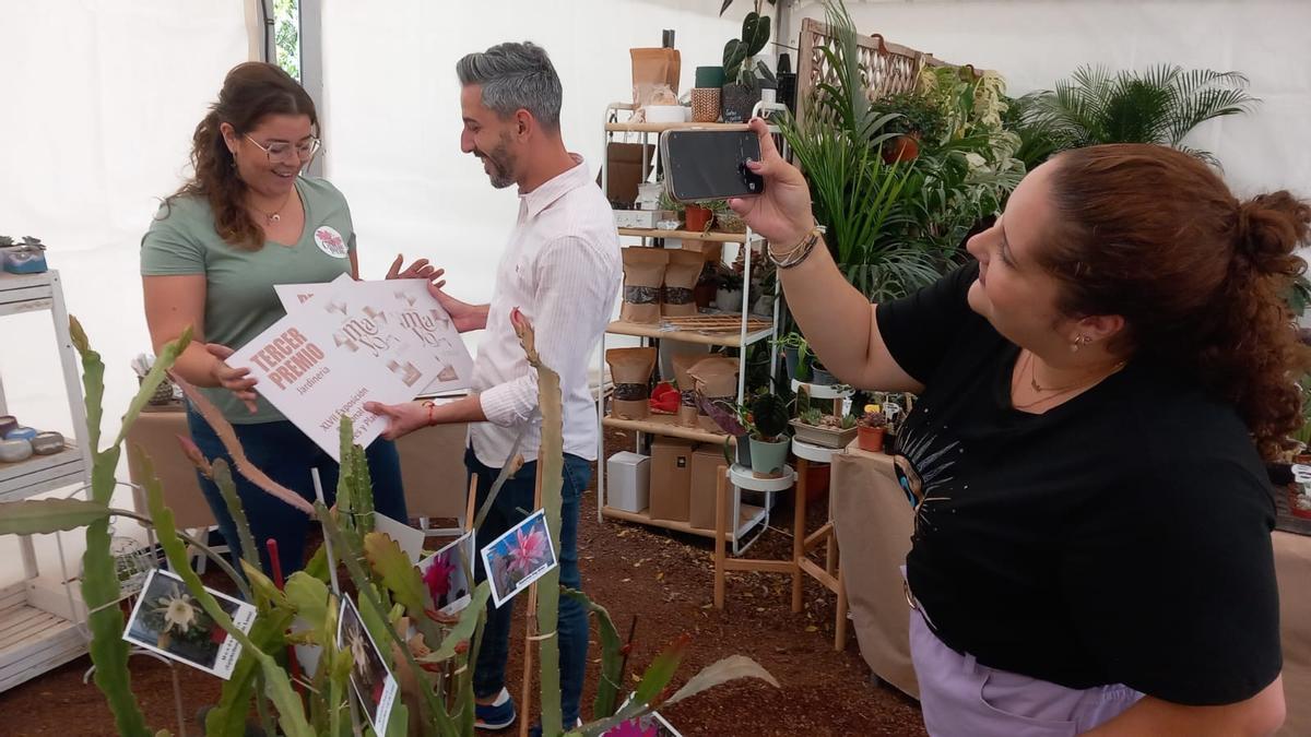 El concejal de Fiestas entrega el primer premio de Planta Ornamental y tercero de Jardinería a Iria Cabrera.