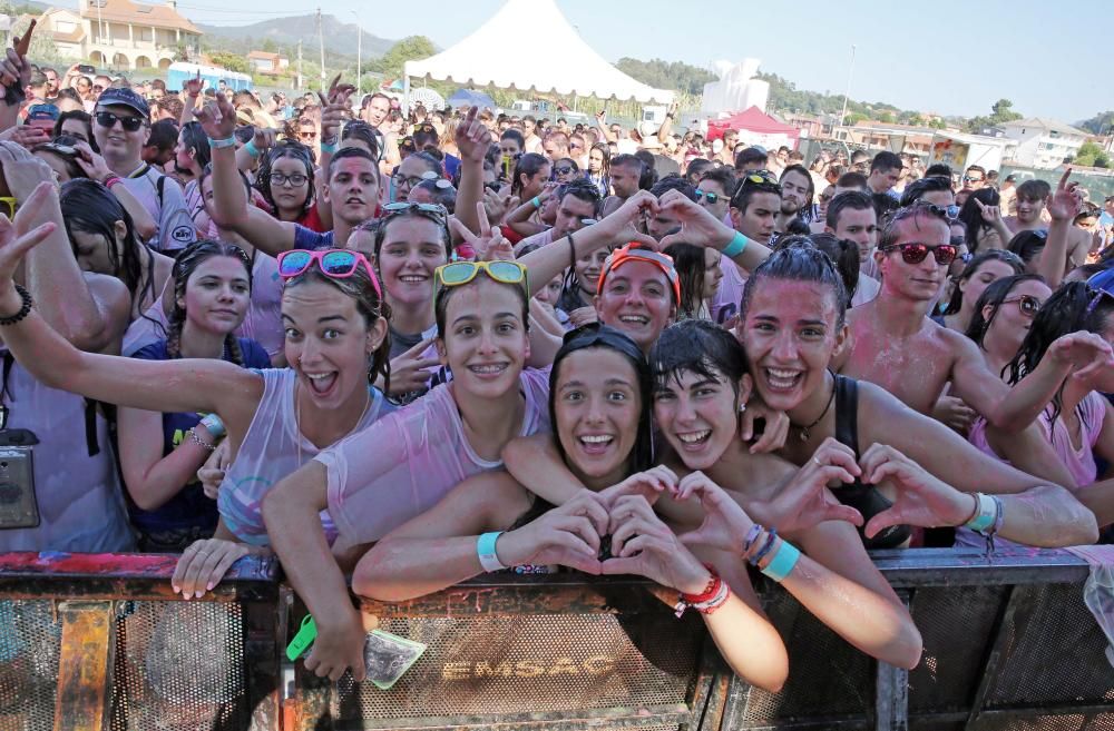 Cientos de personas reciben un baño de color en el festival Midnight Paint Party de Praia América
