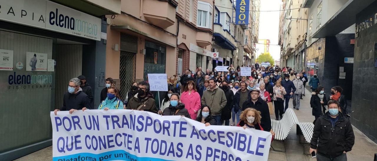 Protesta de pasajeros de los autobuses en la comarca de Ferrol el pasado mes de abril. |   // L. O.