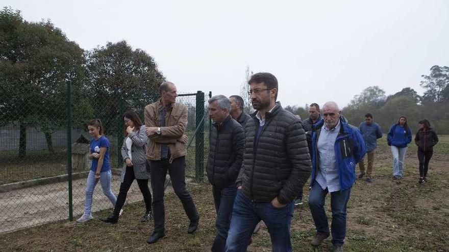 Por la derecha, los alcaldes de Caso, San Martín del Rey Aurelio, Sobrescobio y Langreo, en la visita al albergue canino de Langreo.