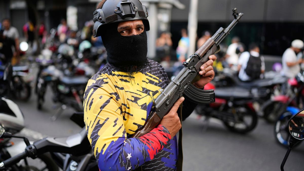 Un integrante de los colectivos paramilitares chavistas en Caracas