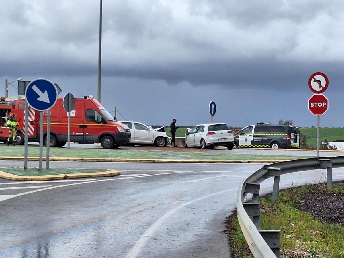 Muere un hombre de 44 años tras invadir el carril contrario y chocar con otro coche en Puente Genil