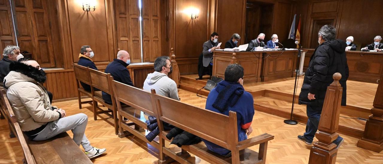 Los seis acusados por el alijo del “New Polar”, en Cangas, sentados en el banquillo en el juicio que se desarrolla en Pontevedra. |   // RAFA VÁZQUEZ