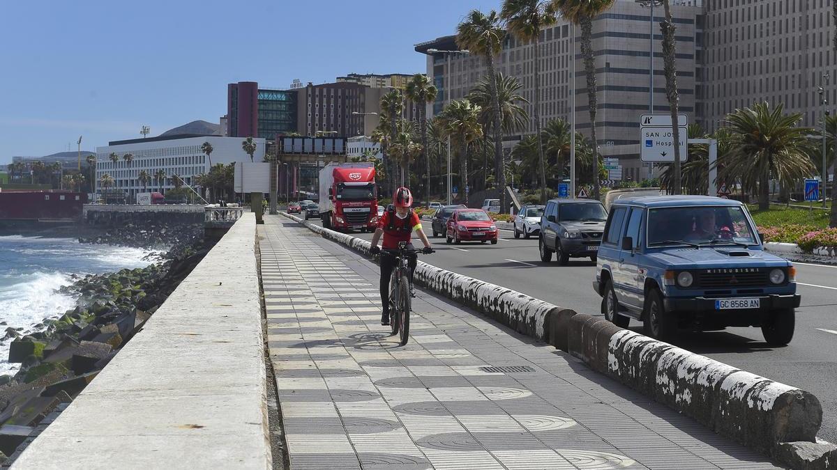 Un ciclista transita este viernes por el tramo de la Avenida Marítima reabierto