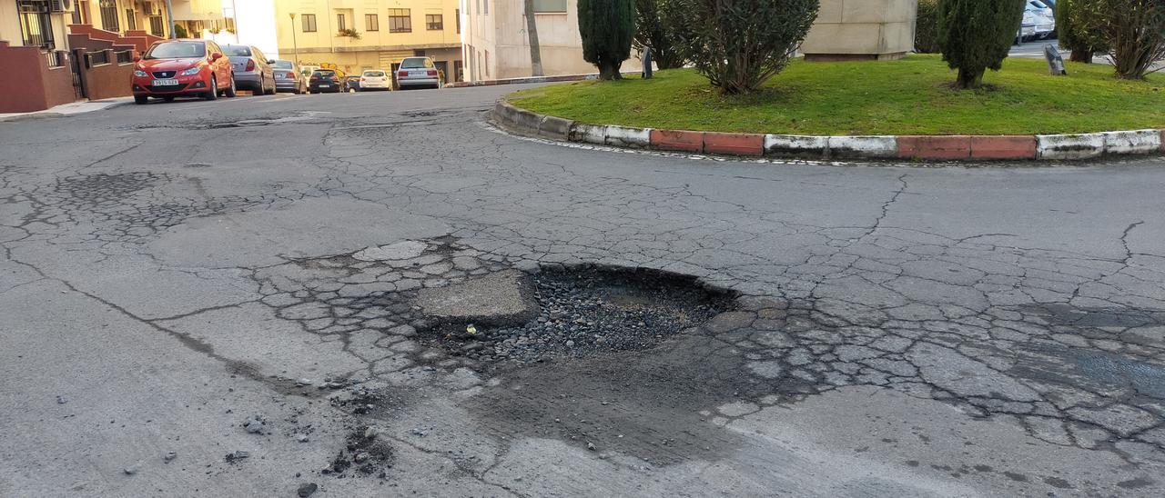 Bache en la rotonda de la plaza San Calixto de Plasencia.