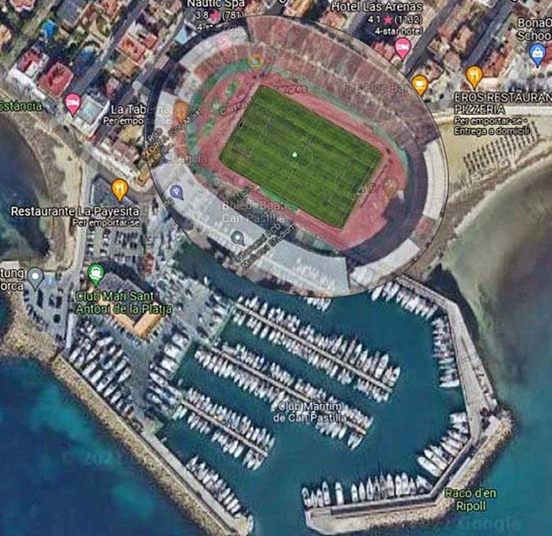 Nueva marina seca sobre la arena de la playa cerca de Cala Estància.