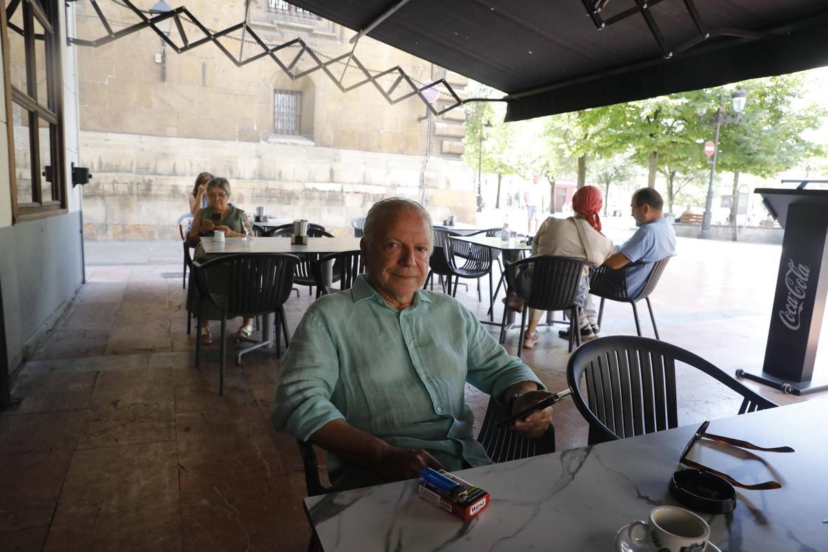 Fernando Menéndez, en la terraza de "El Dólar" en la ovetense plaza de Porlier.