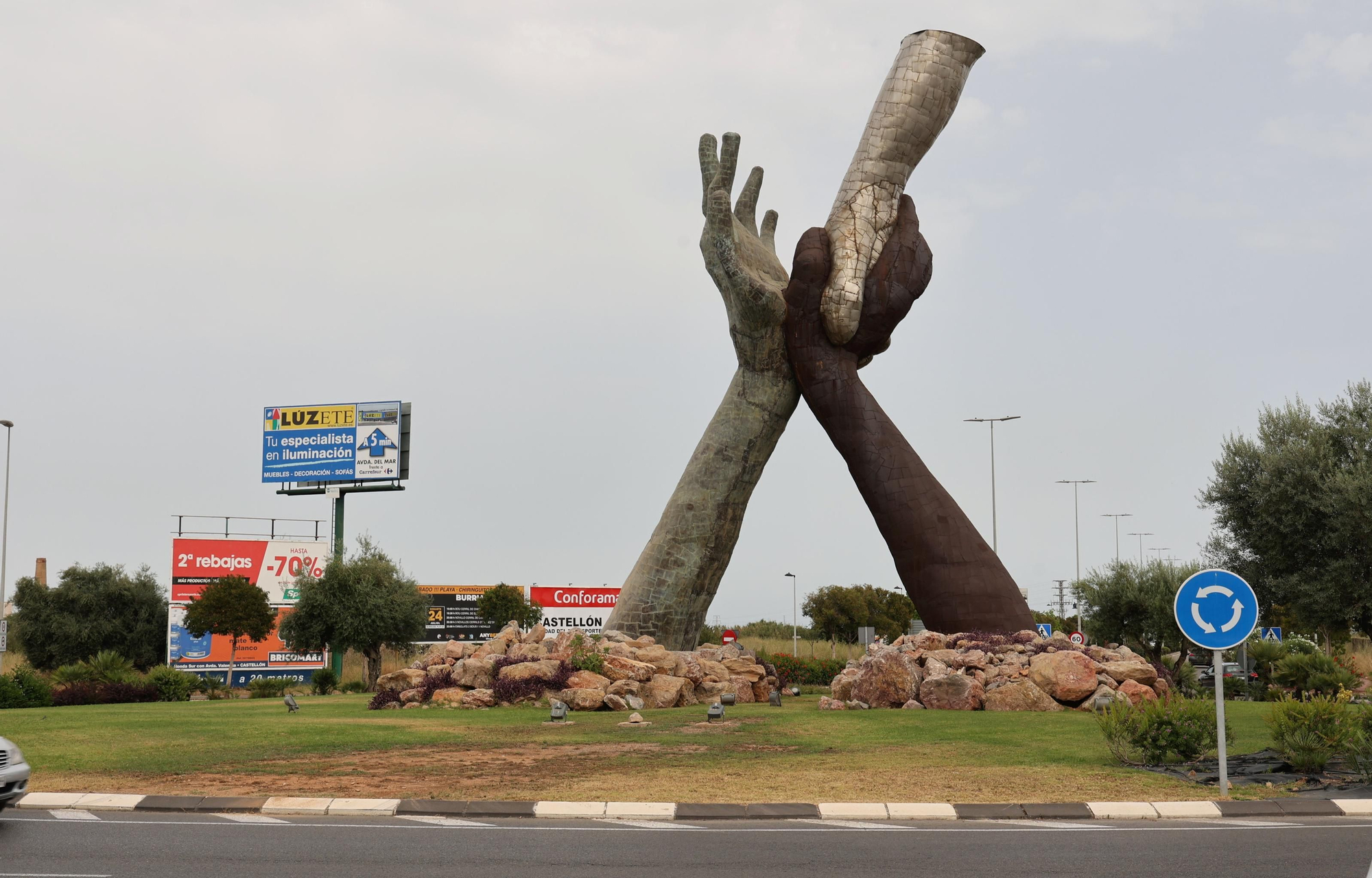 Ripollés pagó 50.000 euros para realizar una nueva cimentación para la escultura homenaje a las víctimas de la violencia tras ser derribada por el viento debido a un fallo de cálculo del ingeniero. Ahora solo están las manos y falta coronarse con las tres palomas.