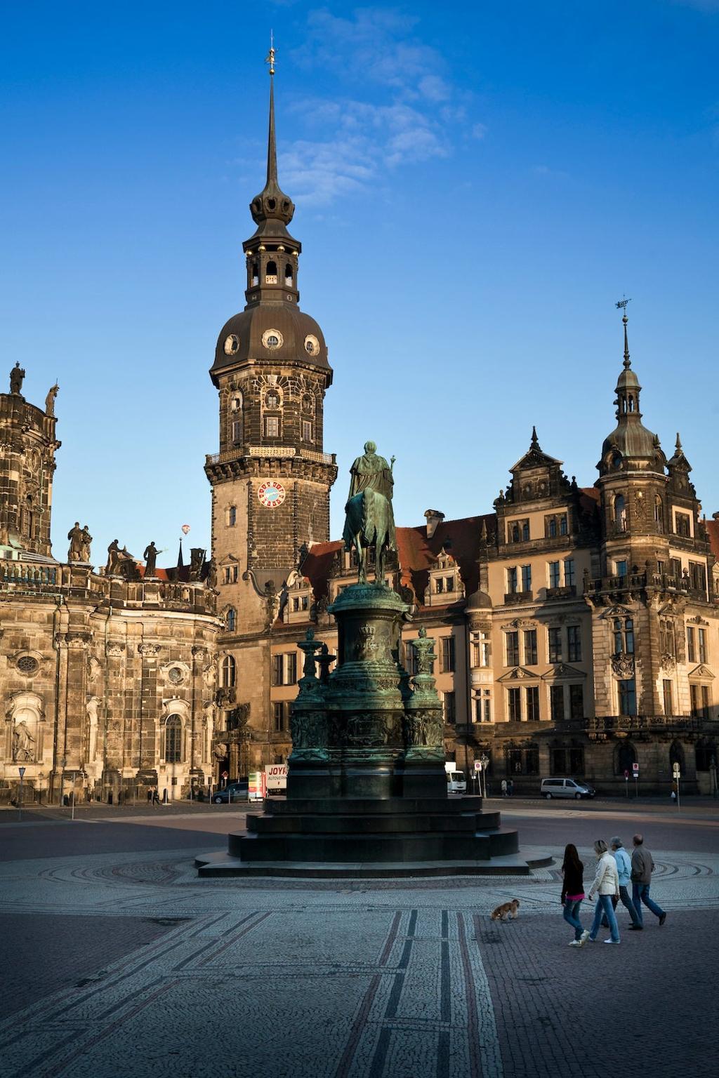 Vista de la Theaterplatz de Dresde, con el monumento al rey sajón Johann.