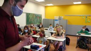 Un profesor da clase a sus alumnos en un colegio de Alemania.