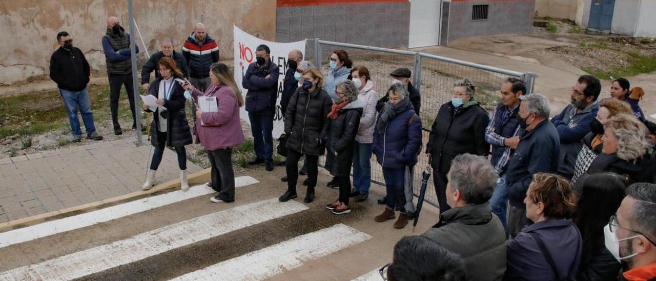 Los vecinos de l'Alcúdia se movilizan contra la valla que cierra el principal acceso a la pedanía