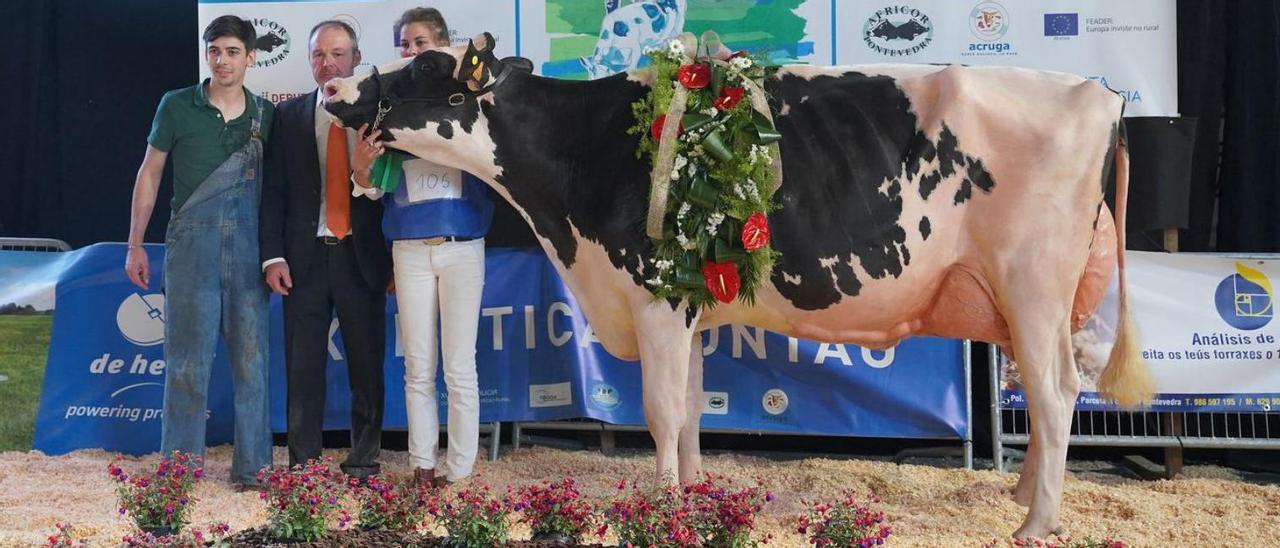 Okarina, gran campeona del Open Internacional de Raza Frisona, en la entrega de premios.