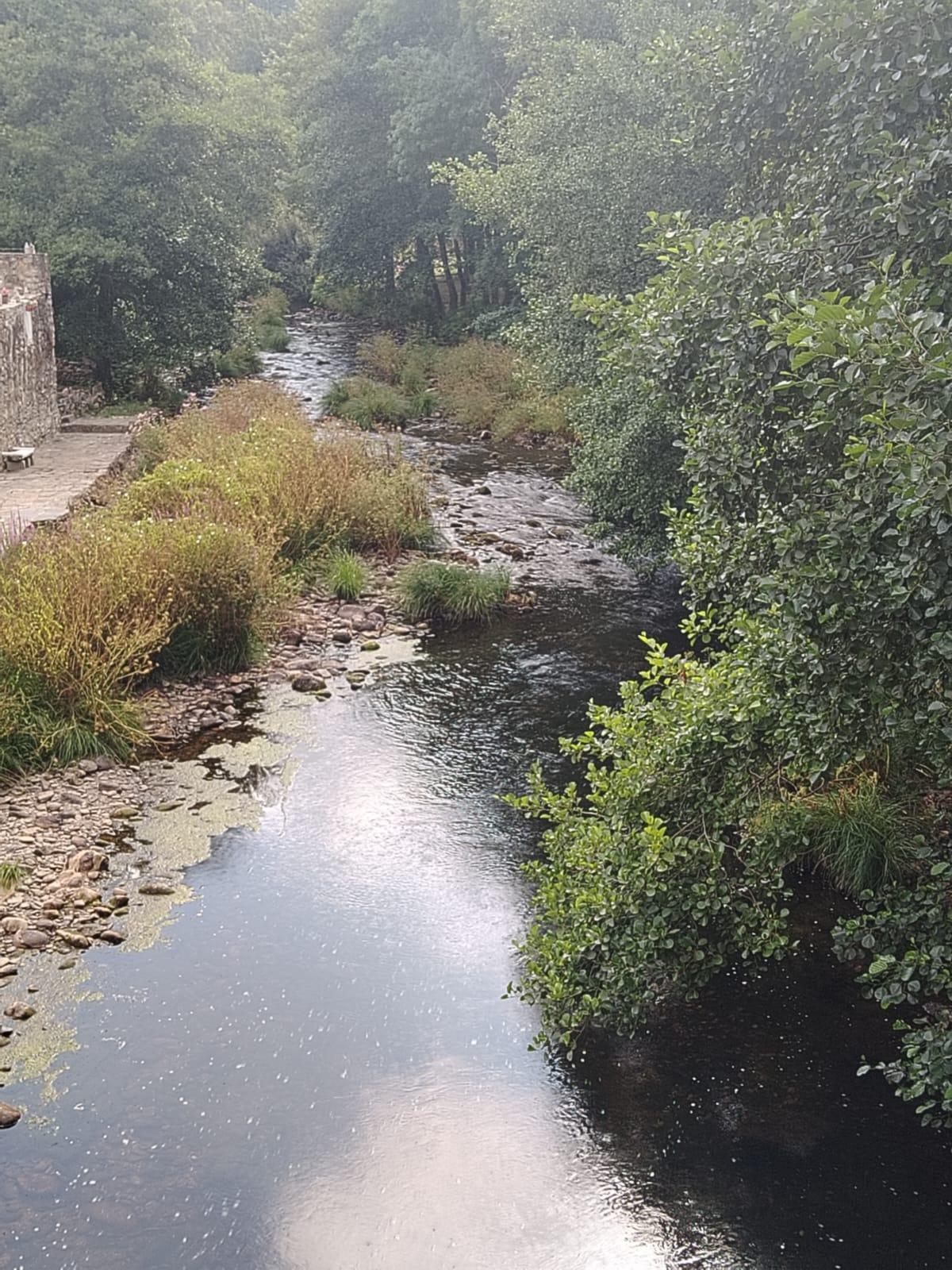 Un tramo del río Mandeo a su paso por Aranga.