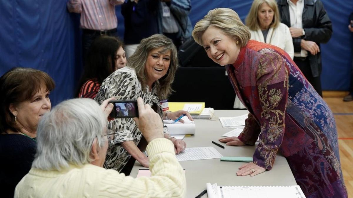 Clinton posa para una foto con una delegada de mesa antes de votar, en la Grafflin School, en Chappaqua (Nueva York), este martes.