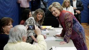 Clinton posa para una foto con una delegada de mesa antes de votar, en la Grafflin School, en Chappaqua (Nueva York), este martes.