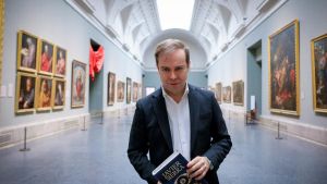 Javier Sierra en el Museo del Prado, uno de los escenarios principales de su nueva novela, El plan maestro.
