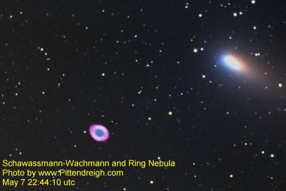 El cometa Schwassmann–Wachmann pasa por el campo de visión de la Nebulosa del Anillo el 7 de mayo de 2006.