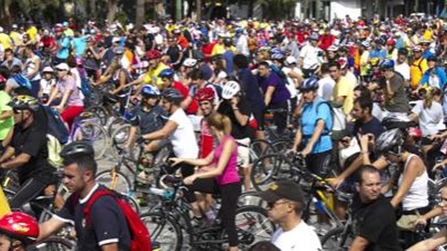 Panorámica del parque de Santa Catalina repleto de ciclistas minutos antes de que se diera la salida a la prueba, a las 11.00 de ayer. i JOSÉ CARLOS GUERRA