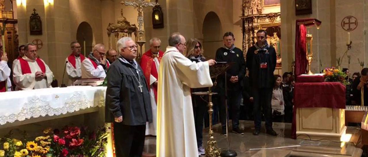 Eva Montesinos solicita el inicio de la Peregrina y el obispo bendice la salida de la reliquia de la Santa Faz