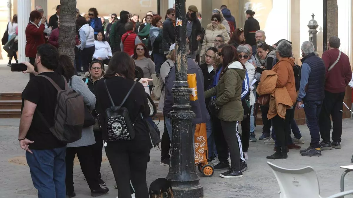 Más personal en Quart de Poblet y Alfafar para tramitar la tarjeta del transporte