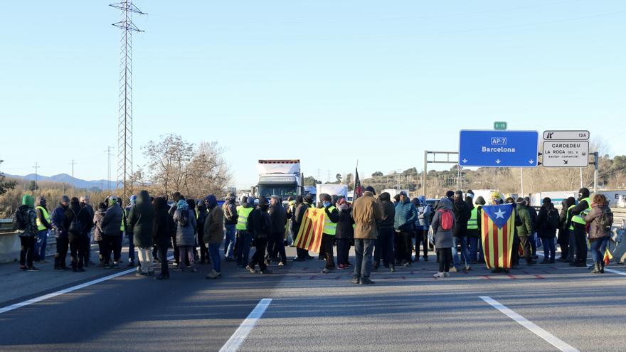 Reoberta l&#039;AP-7 després que manifestants l&#039;hagin tallat contra la cimera hispano-francesa