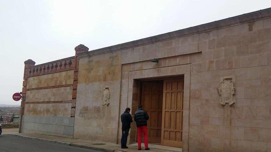 Dos exalumnos del Juan XXIII, a las puertas del Obispado de Astorga el pasado 3 de febrero.