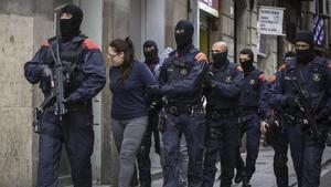 Mossos despliegan un macrooperativo contra los narcopisos de Ciutat Vella, en octubre de 2018.