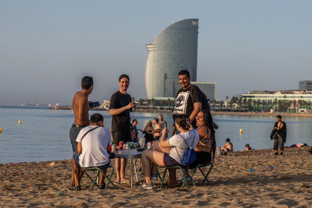 Limpieza de las playas de Barcelona tras la verbena de Sant Joan 2025