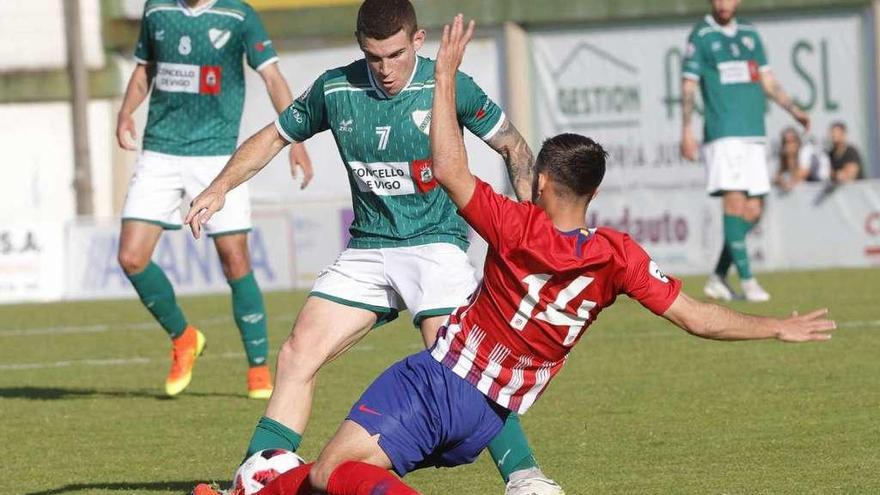 Santi Samanes, del Coruxo, intenta evitar la entrada del jugador del filial colchonero Óscar, en el partido de ayer en O Vao. // Ricardo Grobas