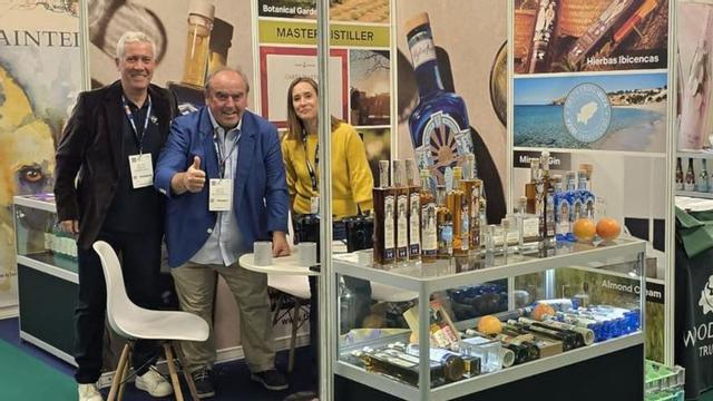 Juan Tur Fluxà (en el centro) es el fundador de Destilerías Ibiza. | | D.I.