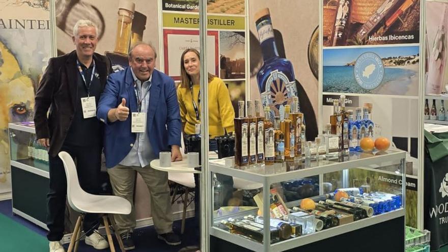 Juan Tur Fluxà (en el centro) es el fundador de Destilerías Ibiza. | | D.I.