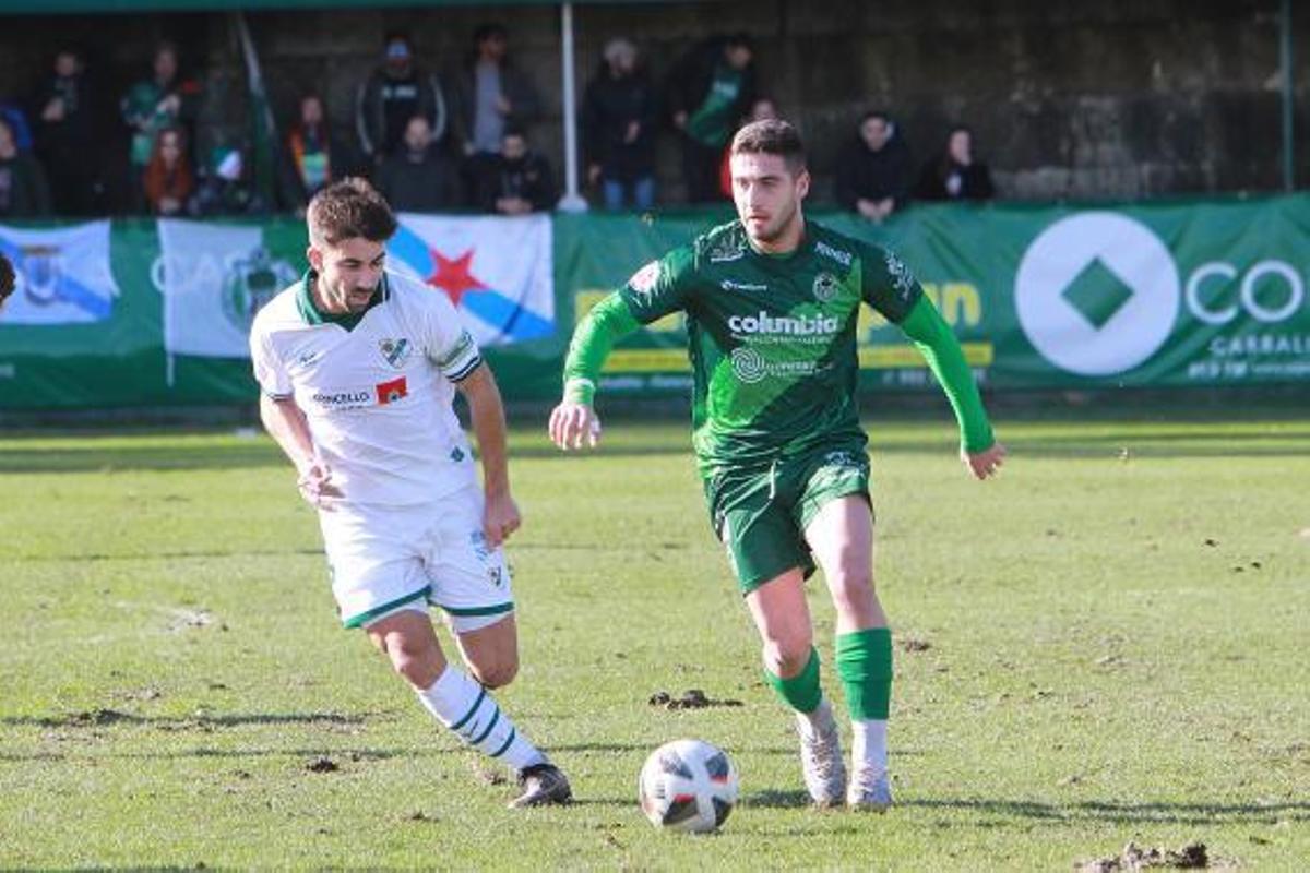 Antón de Vicente, del Coruxo, presiona a un jugador carballinés en el partido de ayer. |   // IÑAKI OSORIO