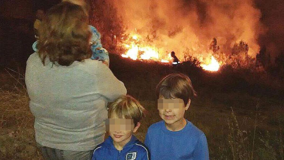 Begoña con sus nietos, hace 3 años en su finca de pereiro,cercada por las llamas