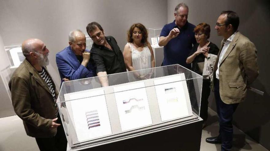 Los artistas Nelson Villalobos, Juan Uslé y Francisco Leiro, junto a la directora de Lab-In, Inés de Saá, el poeta Enrique Juncosa, la galerista Pilar Serra y el secr. de Cultura, Anxo Lorenzo (izq. a drcha.).// R.Grobas