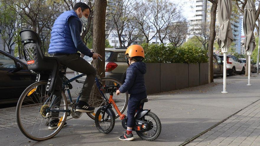 ¡Papá, ya sé montar!: la guía definitiva para enseñar a tus hijos a andar en bici sin dramas (ni rodillas raspadas)