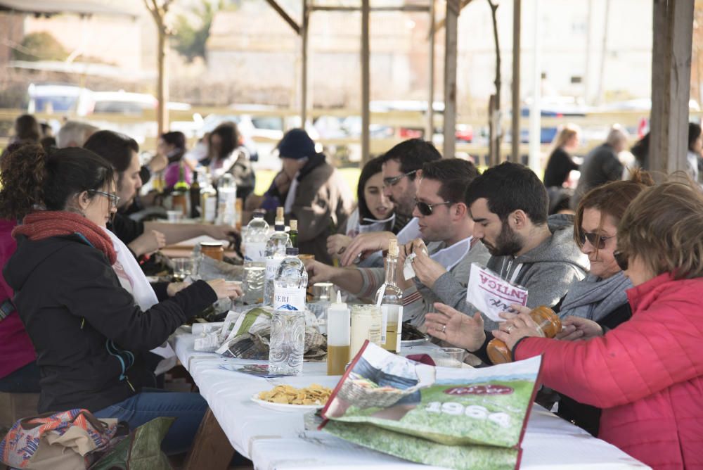 Famílies vingudes d''arreu de la Catalunya central i també de fora comparteixen àpat amb Manresa amb productes de la terra