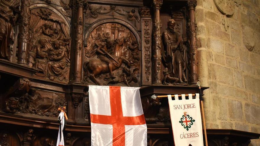 Galería | Así ha sido el acto de colocación de la bandera de San Jorge en el retablo de Santa María