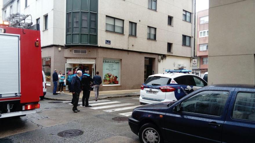 Policía y bomberos en la calle Valencia.