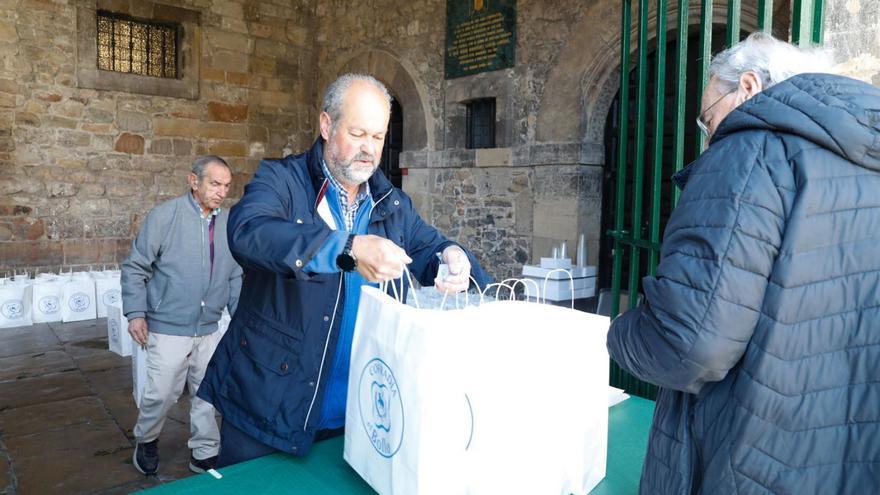 La Cofradía reparte cerca de un millar de bollos la jornada festiva | M. V.
