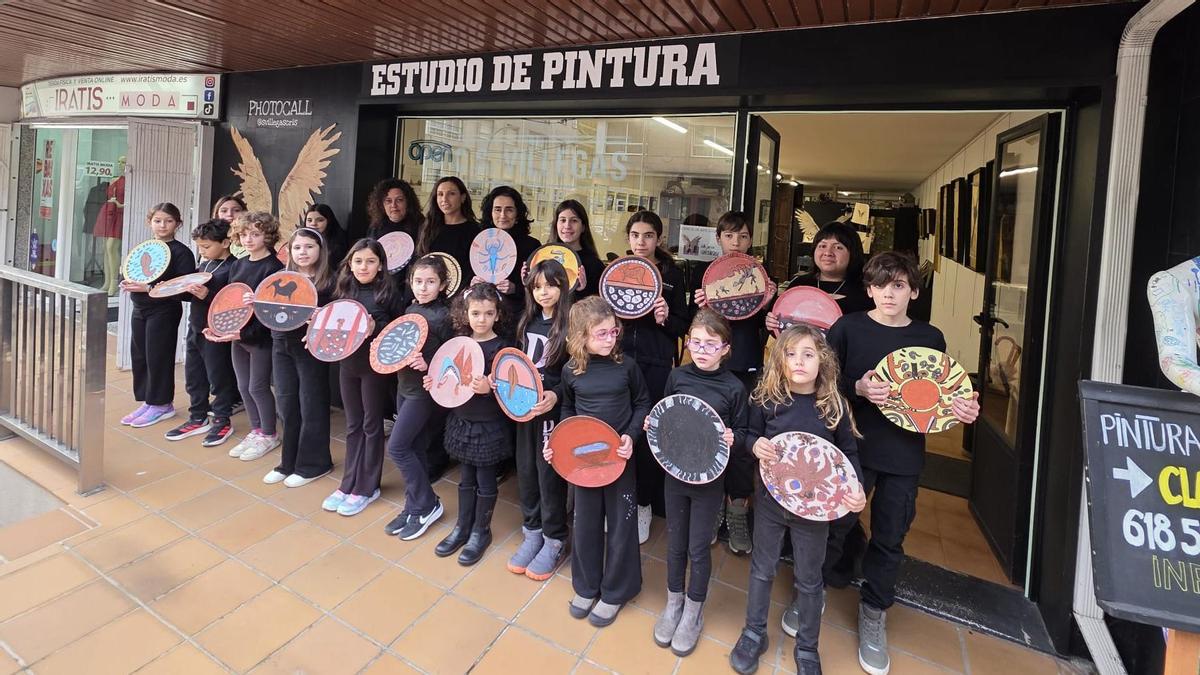 Alumnos del espacio de arte con sus creaciones.