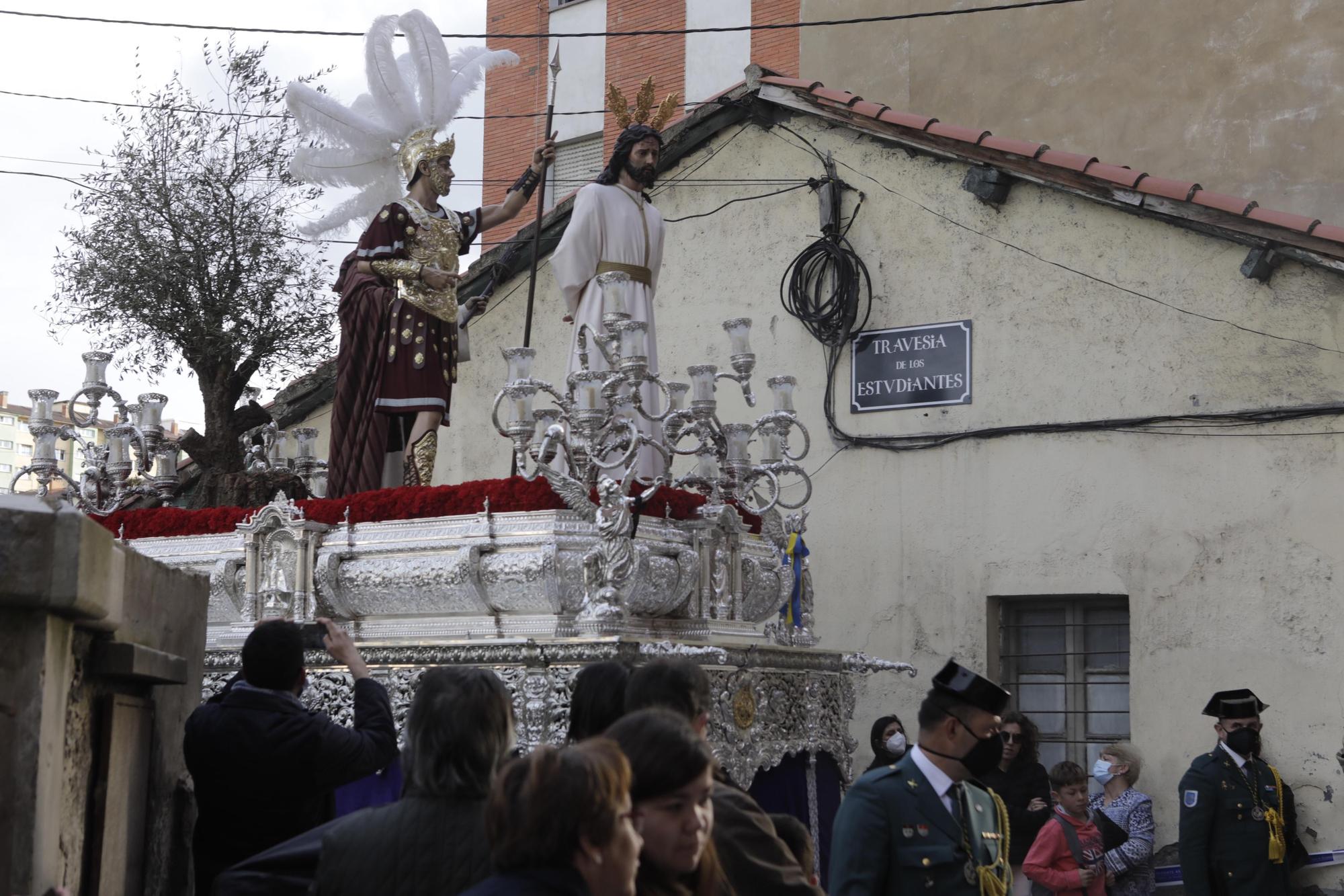 Los Estudiantes llevan al Señor de la Sentencia desde el cielo al Paraíso
