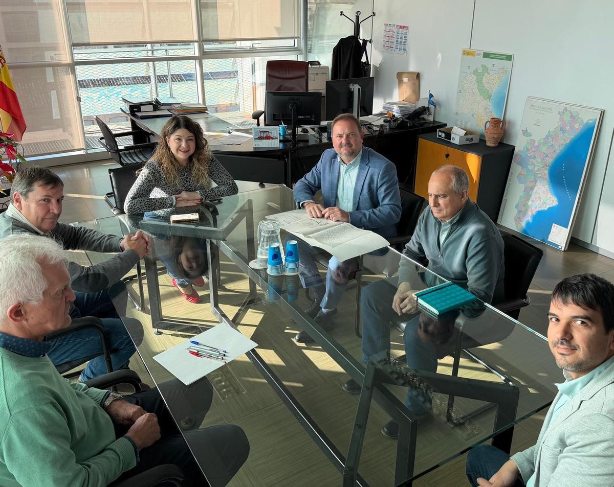 Reunión del alcalde de silla, Vicente Zaragozá, con la directora general del Agua, Lourdes Pérez.