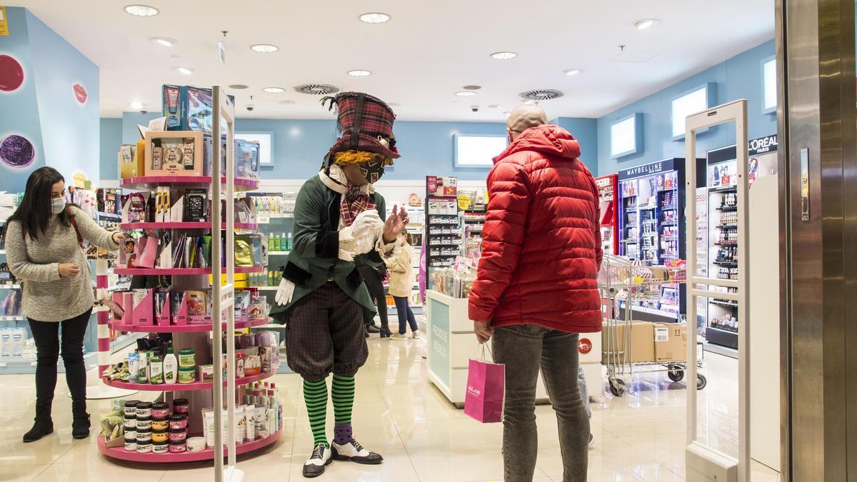 Cadena de ilusión y regalos en el CC Saler, en València.