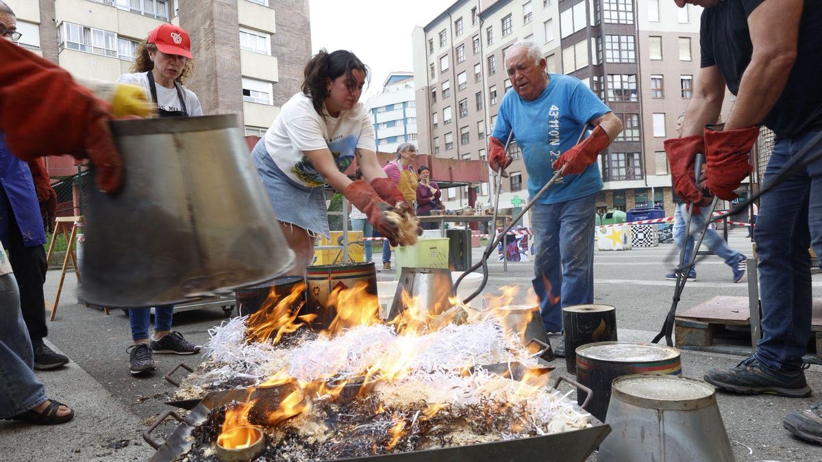 La Escuela de Cerámica de Avilés despide el curso con una técnica milenaria que tiene su origen en Japón: así se hace una cocción "rakú"